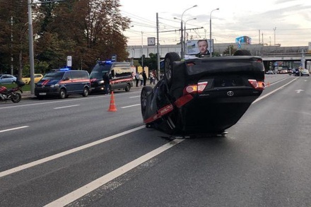 Автомобиль Следственного комитета перевернулся после ДТП в центре Москвы