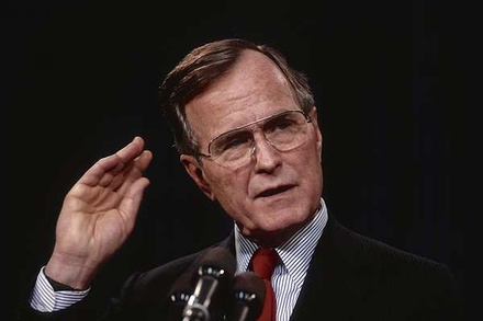Джордж Буш-старший извинился перед актрисой за секс-скандал