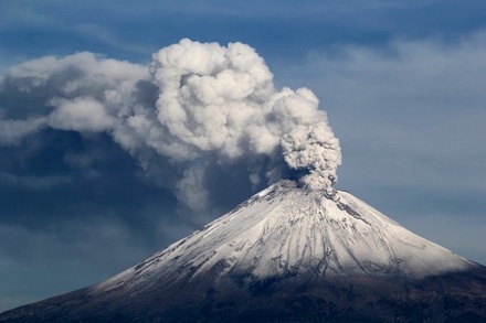 В окрестностях мексиканской столицы проснулся вулкан Попокатепетль