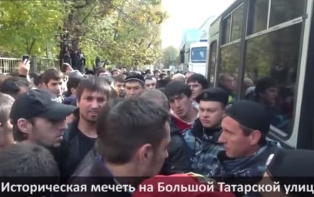 Прихожане мечети в Москве вынудили ОМОН отпустить задержанного автомобилиста