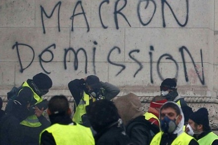 Во Франции трёх человек арестовали за имитацию казни Эммануэля Макрона