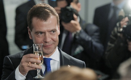 Медведев разрешил Росалкогольрегулированию уничтожать контрафактное спиртное
