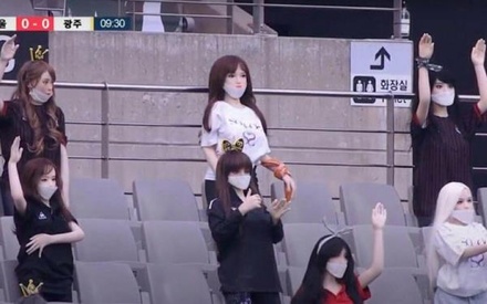 Футбольный клуб «Сеул» раскритиковали за секс-куклы на трибунах