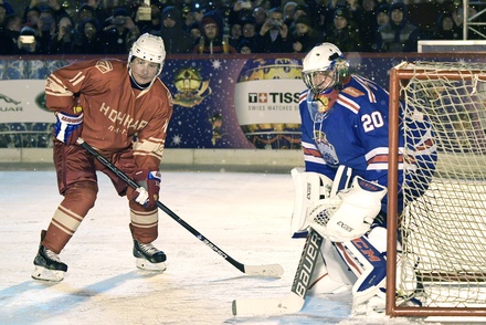 Владимир Путин сыграл в хоккей на Красной площади