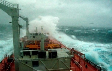 Синоптики: шторм в районе крушения судна «Герои Арсенала» продлится до вечера