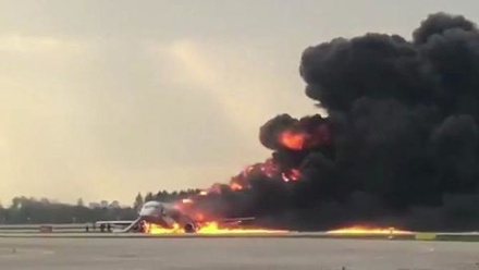 СМИ: экипаж Sukhoi Superjet-100 подтвердил версию об ударе молнии