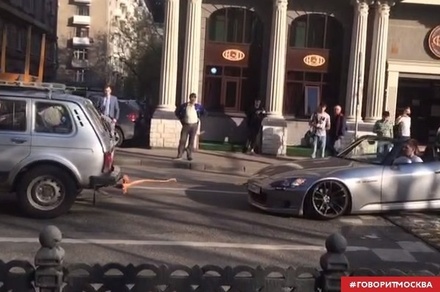 В Москве спорткар пришлось снимать с лежачего полицейского с помощью троса