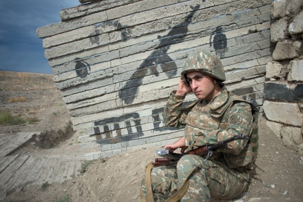 В южной части границы Нагорного Карабаха и Азербайджана идут бои