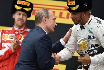 Путин вручил главный приз победителю Гран-при России «Формулы-1»