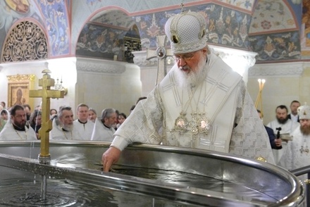 Патриарх Кирилл освятил воду в праздник Крещения