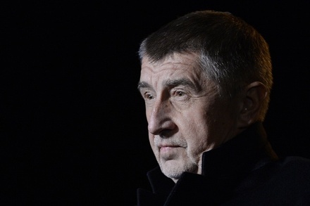Премьер Чехии два часа давал показания в полиции по поводу поездки сына в Крым