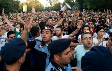 В Ереване к месту акции протеста стянуты дополнительные силы полиции