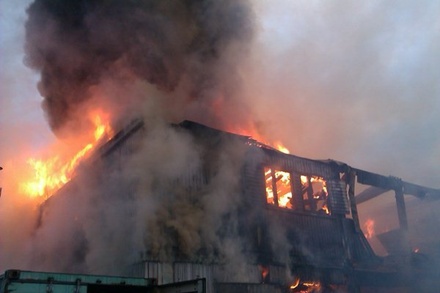 Три человека погибли при пожаре в строительной бытовке в Москве