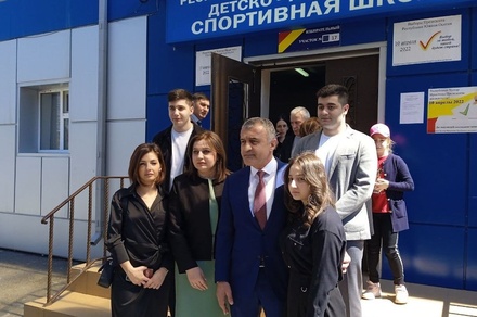 Анатолий Бибилов проголосовал на президентских выборах в Южной Осетии
