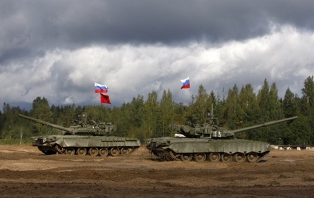Более 900 танкистов приняли участие в ночных учениях в Оренбургской области