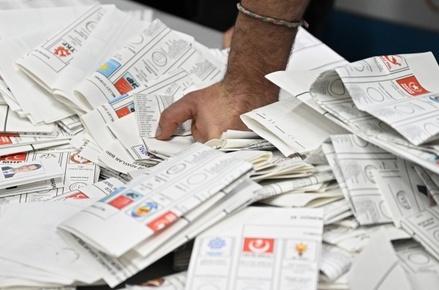 Партия Эрдогана получит больше половины мест по предварительным данным