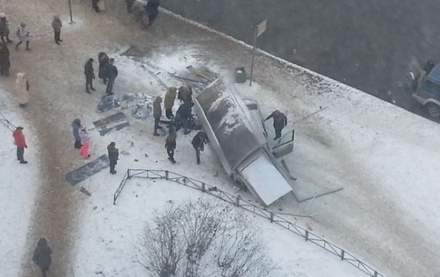 В Петербурге автомобиль врезался в автобусную остановку