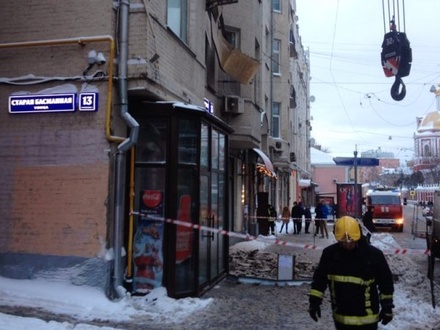 Балкон рухнул на проезжую часть в центре Москвы