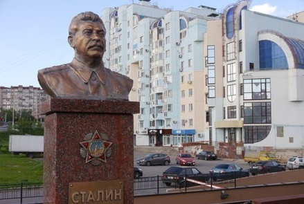 Липецкие коммунисты круглосуточно охраняют памятник Сталину