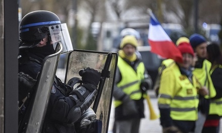 Демонстранты подожгли несколько автомобилей на марше «жёлтых жилетов» в Париже