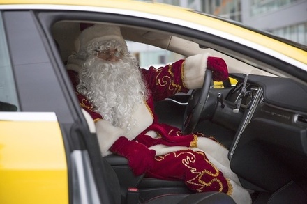 Целый месяц москвичей в такси будут возить Деды Морозы