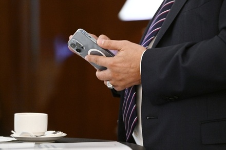 Компания Илона Маска предложила вживить чип в человека для использования смартфона без рук