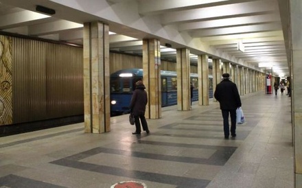 На фиолетовой ветке метро приостановили движение поездов из-за упавшего под поезд человека