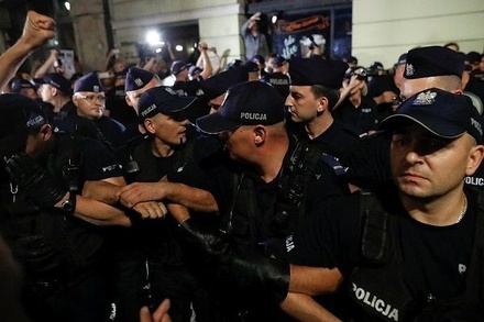 В Варшаве полиция использовала слезоточивый газ против демонстрантов