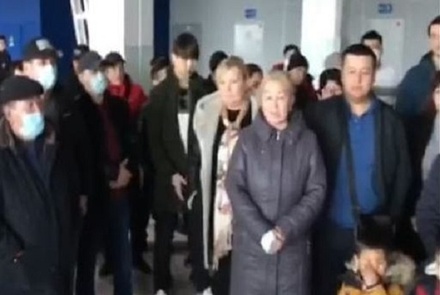 Посольство взяло на контроль ситуацию с застрявшими в Новосибирске киргизами
