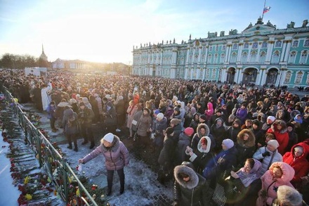 Жители Петербурга почтили память погибших в Кемерове
