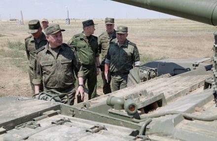 Сергей Шойгу представил к госнаградам экипаж танка, отразивший атаку ВСУ
