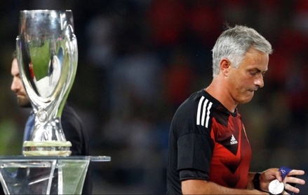Жозе Моуринью подарил медаль болельщику после поражения в Суперкубке UEFA