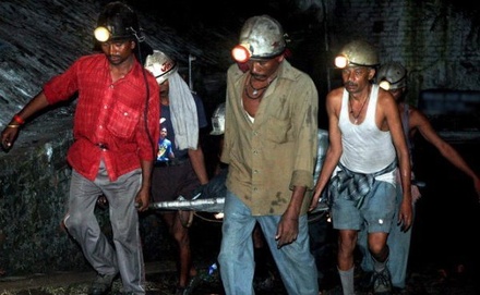Шестнадцать человек погибли при обрушении шахты на востоке Индии