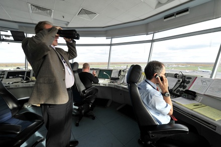 Авиадиспетчер назвал последствия невыплаты зарплаты коллегам: самолёты летать не будут