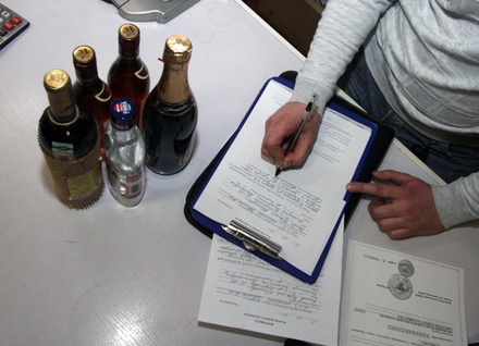 Около 90 звонков о торговле контрафактным алкоголем поступило за сутки в Иркутске