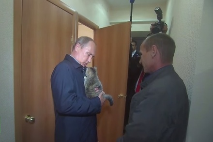Путин посетил пострадавшее от пожаров село Краснополье в Хакасии