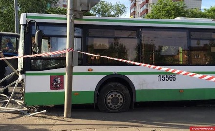 Въехавший в остановку водитель находится в больнице под охраной московских полицейских