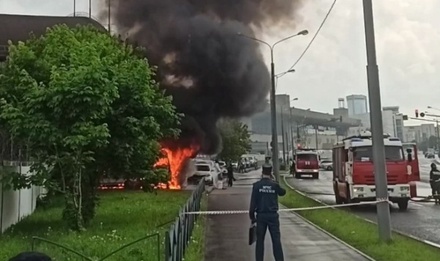 На парковке на севере Москвы сгорели четыре машины
