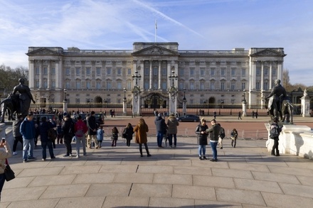 В Лондоне рядом с Букингемским дворцом начали собираться люди