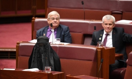 Австралийский сенатор появилась на заседании парламента в парандже
