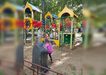 В Самаре на детской площадке заметили памятник криминальному авторитету
