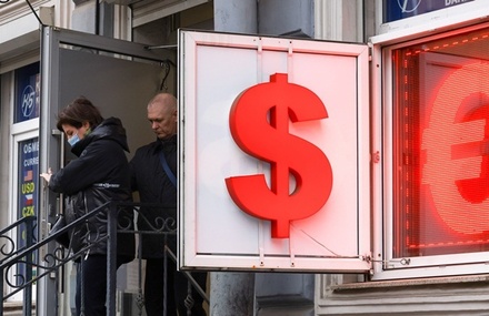 Курс доллара на торгах опустился ниже 92 рублей впервые с 1 марта