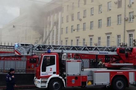 СМИ назвали причину пожара в здании Минобороны в центре Москвы