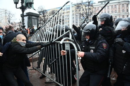 В Москве суд арестовал таксиста за бросок ограждения в силовика на акции 23 января