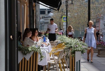 Рестораторов Москвы попросили закрыть летние веранды из-за шторма