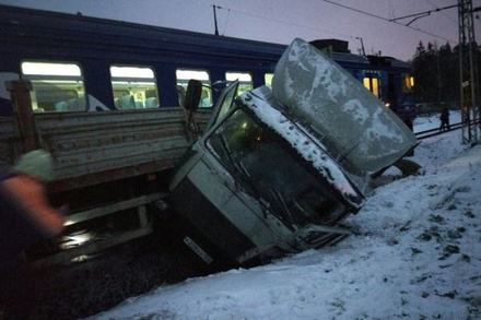 Очевидцы сообщили об аварии на железнодорожном переезде в Подмосковье