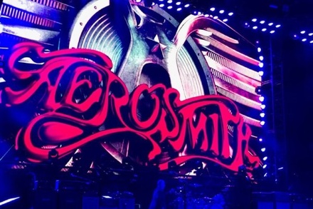Группа Aerosmith исполнила в Москве песню в поддержку пережившего теракт Манчестера