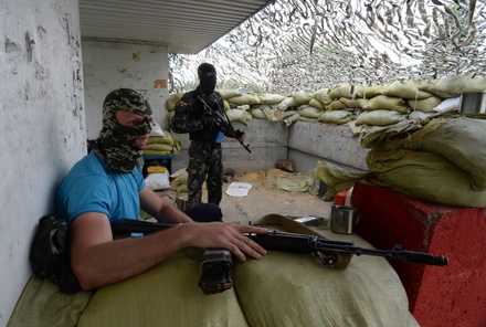 Власти Украины предложат ополченцам сдать оружие и покинуть страну