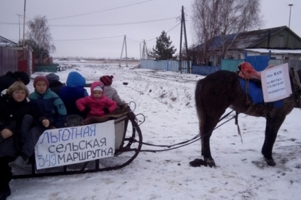 Омские власти вернули маршрутки в район, где жители пересели на сани 