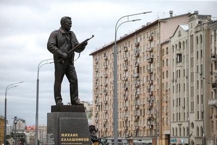 В РВИО не увидели ошибки в надписи на памятнике Калашникову 